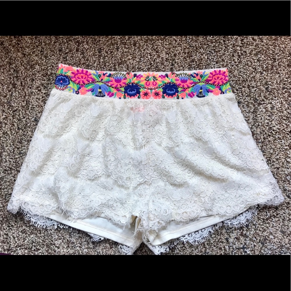 Lululmari cream lace embroidered band NWOT Medium